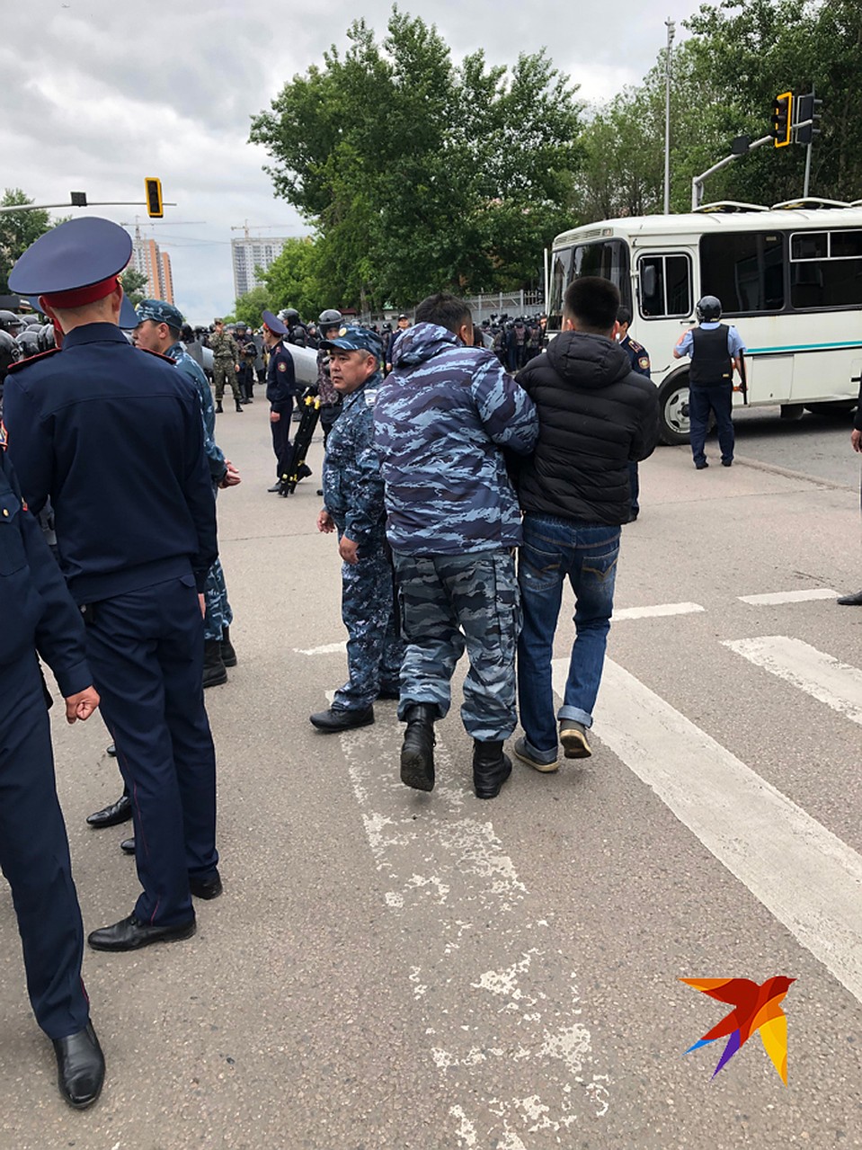 ... А сотоварищи уже тоже идут в автозаки, причем, преимущественно, своим ходом. Фото: Александр ГРИШИН