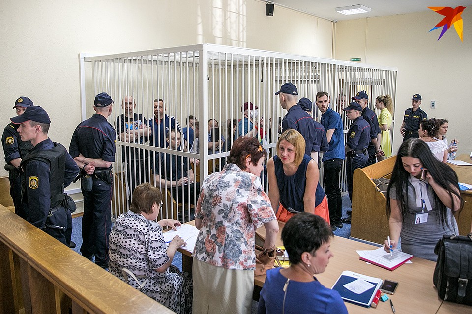 В суде за решеткой в два плотных ряда сидят 17 обвиняемых - 16 мужчин и одна девушка. Фото: Павел МАРТИНЧИК