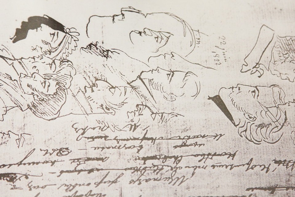Для Пушкина в рисунке была живость и легкость. Вот, например, галерея портретов на странице одного из его черновиков. Узнаете кого-нибудь? Фото: пересъемка Сергея Волчкова