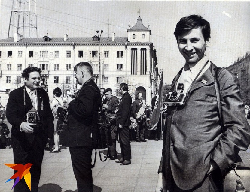 Юрий Иванов с коллегами-фотографами на плошади Победы в Минске в 1965-м. Фото: Архив Юрия ИВАНОВА