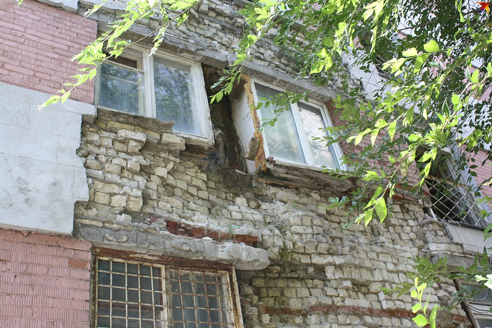 Оконные блоки держатся буквально на честном слове. Фото: Инна ШЕРЕМЕТЬЕВА