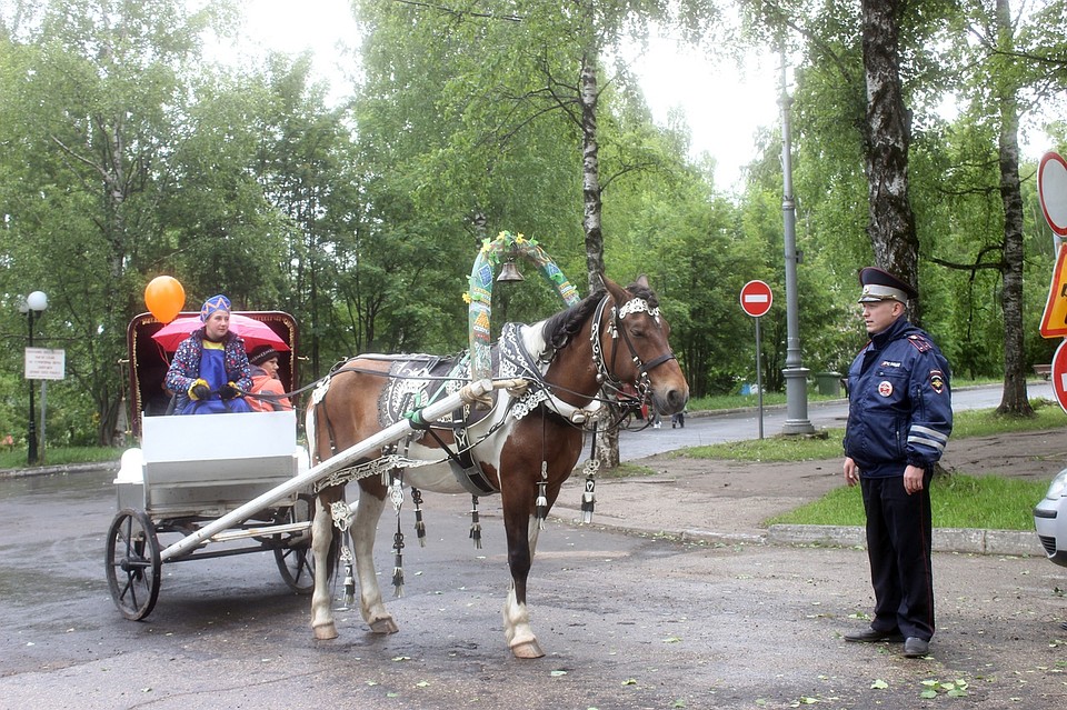 Горожане катались на повозках и слушали об истории столицы Фото: Анастасия МАШКАЛЕВА