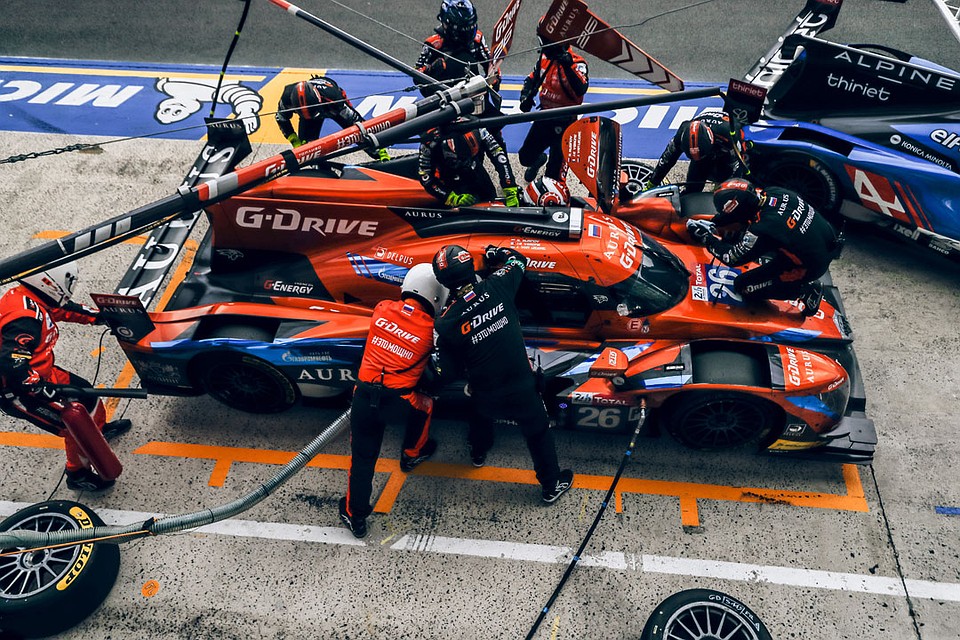 После планового пит-стопа наш болид не завелся. Фото: flickr.com/G-Drive Racing media