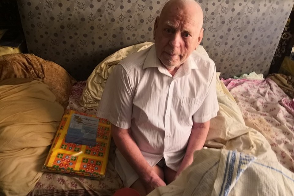 Волонтеры принесли ветерану новое постельное и еду. Фото: Юлия АНДРИЕНКО