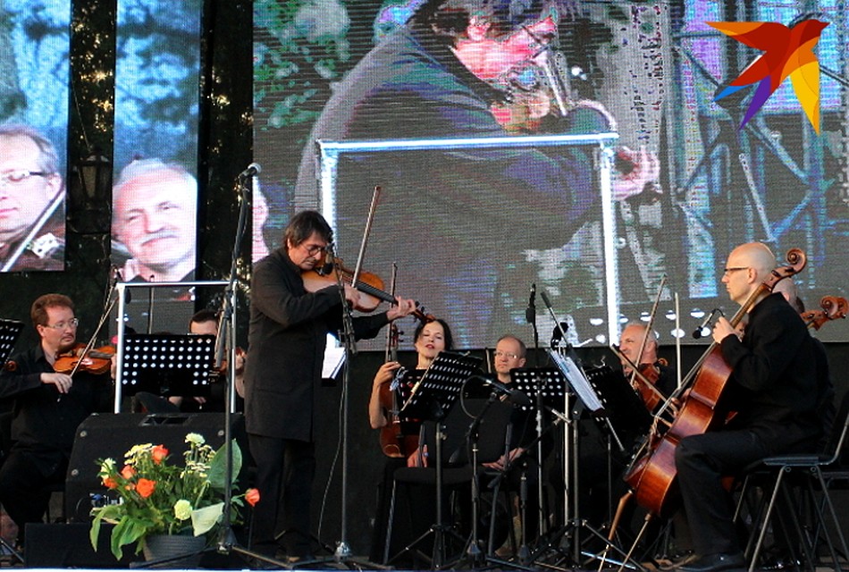 Юрий Башмет и скрипка.. Фото: Ирина ТАРАСОВА