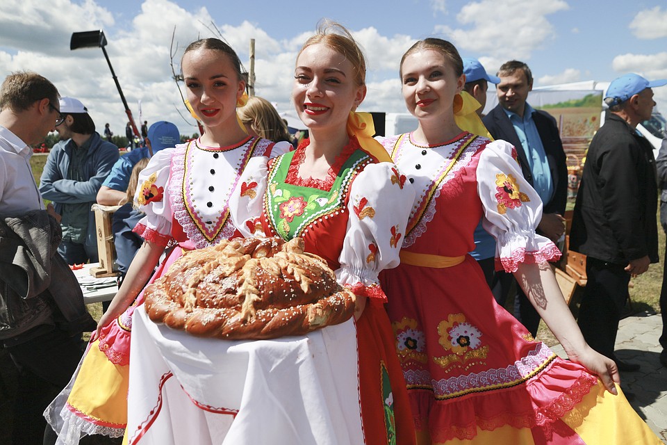 Девушки на празднике «День сибирского поля-2019». Фото: Олег УКЛАДОВ