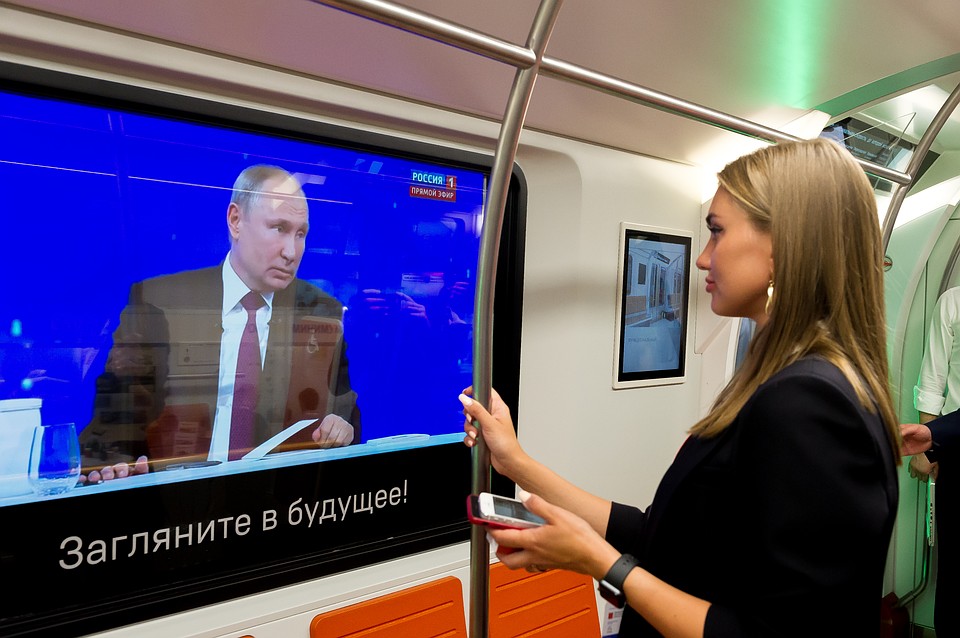 В новом вагоне сделали "умные" окна, которые могут показывать видео. Фото: Олег ЗОЛОТО