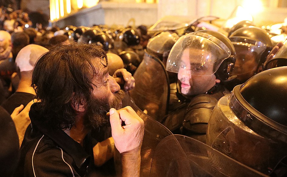 Сейчас митингующие стремятся прорвать полицейский кордон, и ворваться в парламент Фото: REUTERS