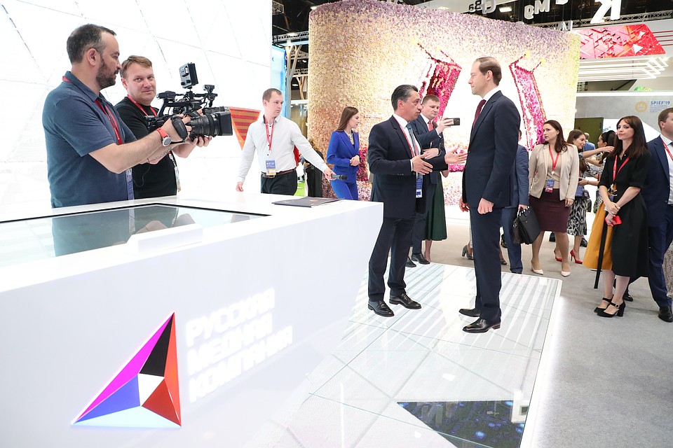 Глава Минпромторга России Денис Мантуров посетил стенд РМК в рамках ПМЭФ-2019. Автор фото: Андрей ЗАХАРОВ