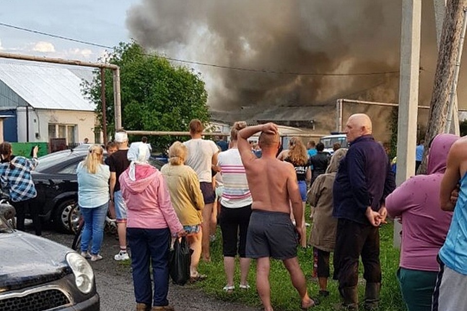 Удар молнии спалил частный дом в кузбасском городе. ФОТО: vk.com, "Подслушано Топки"