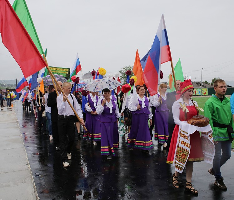Торжества по случаю юбилея начались с парадного шествия колонн. Фото: Александр ШУДЫКИН