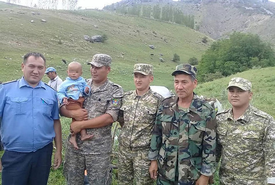 Ребенка искала команда из 17 человек. Фото: пресс-служба МЧС КР