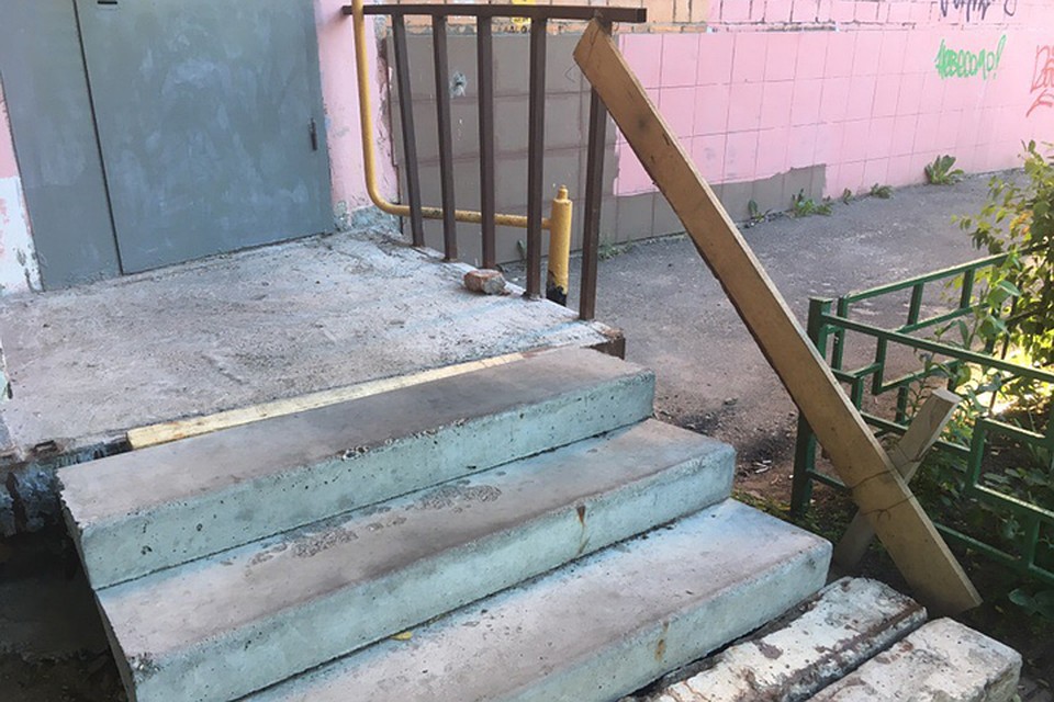 «Настоящая полоса препятствий»: жители многоквартирного дома в центре Нижнего Новгорода почти год не могут добиться завершения ремонта крыльца Фото: Ольга АЛЕКСЕЕВА