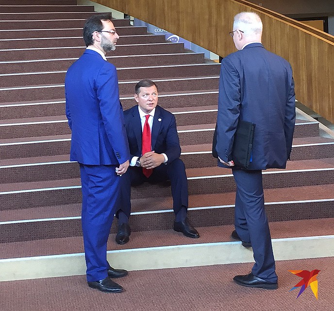 Депутат Верховной Рады Украины Олег Ляшко советуется с соратниками, как быть дальше. Фото: Елена ЧИНКОВА