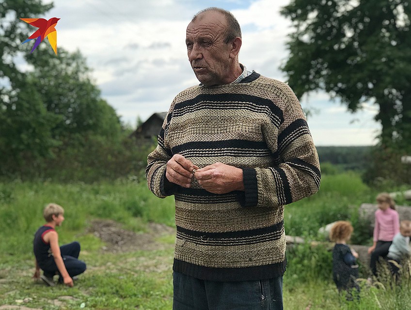 Житель деревни Варушево Семен согласился продать семье буров дом за 200 тысяч рублей. Правда, документы на жилье сгорели... Фото: Мария БЕРК