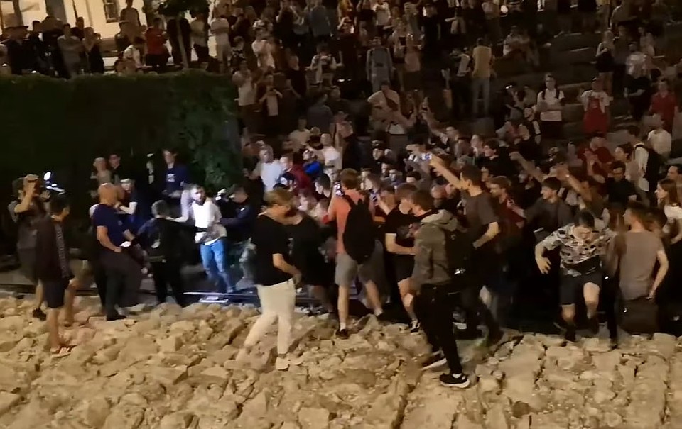 Лазутин и его соратники во время рейда в "Яме" сразу собирают толпу вокруг. Фото: YouTube