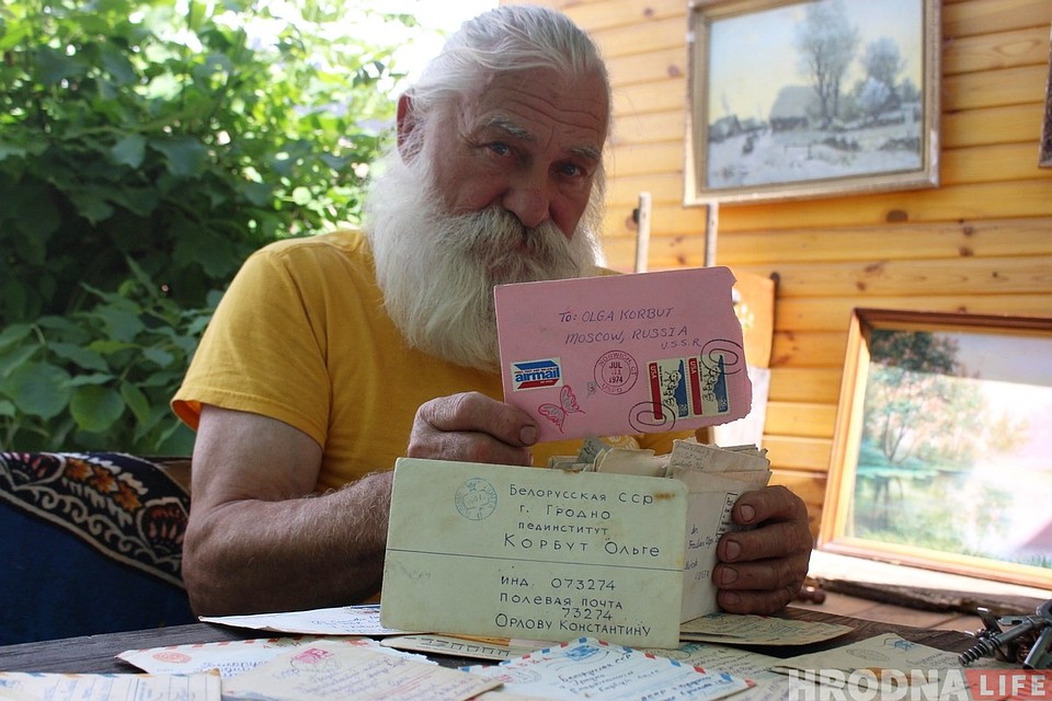 Письма создатель Музея быта и истории Гродно Януш Парулис обнаружил в сундуке. Фото: Руслан КУЛЕВИЧ, hrodna.life