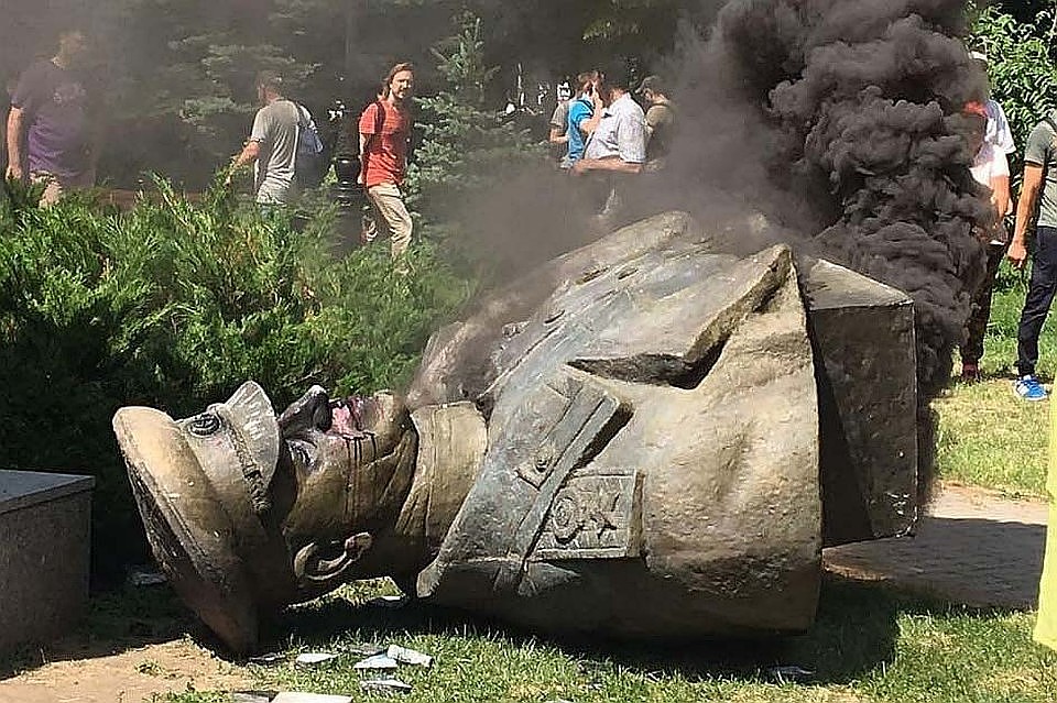 В начале июня в Харькове националисты снесли памятник Георгию Жукову. Фото: Нацполиция Харьковской области