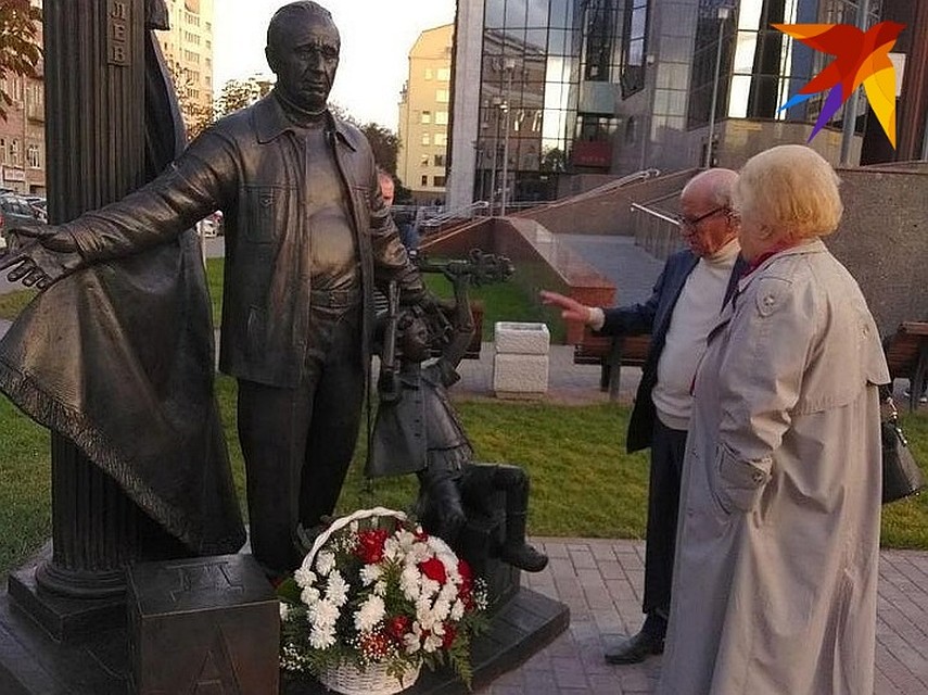 Юрий Ошеров у памятника своему учителю возле здания нового ТЮЗа Фото: Тимур Гадеев