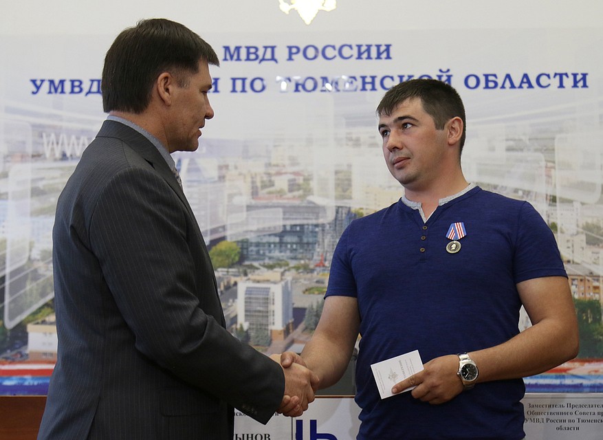 Тюменец Андрей Репенько получил медаль МВД России «300 лет российской полиции» и благодарственное письмо. Фото пресс-службы УМВД России по Тюменской области