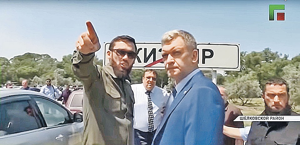 Магомед Даудов, он же Лорд (слева), - главе администрации Дагестана Владимиру Иванову: «Все сажаете и сажаете. Хорошо нас посадить не можете» (шутка). Фото: youtube.com