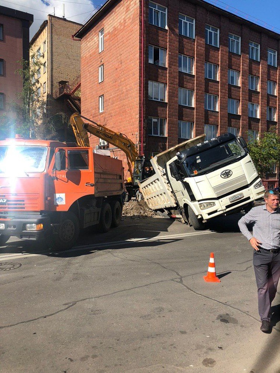 Все произошло около здания прокуратуры. Фото, видео: Алена ТОЛСТИХИНА.