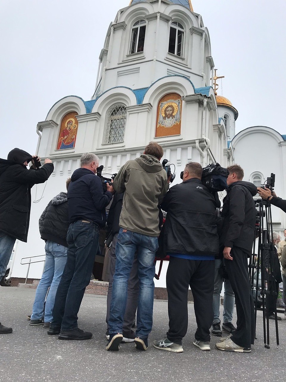 На траурной панихиде по погибшим в храме Спаса на Воде в Мурманске собрались простые жители и журналисты Фото: Дина КАРПИЦКАЯ