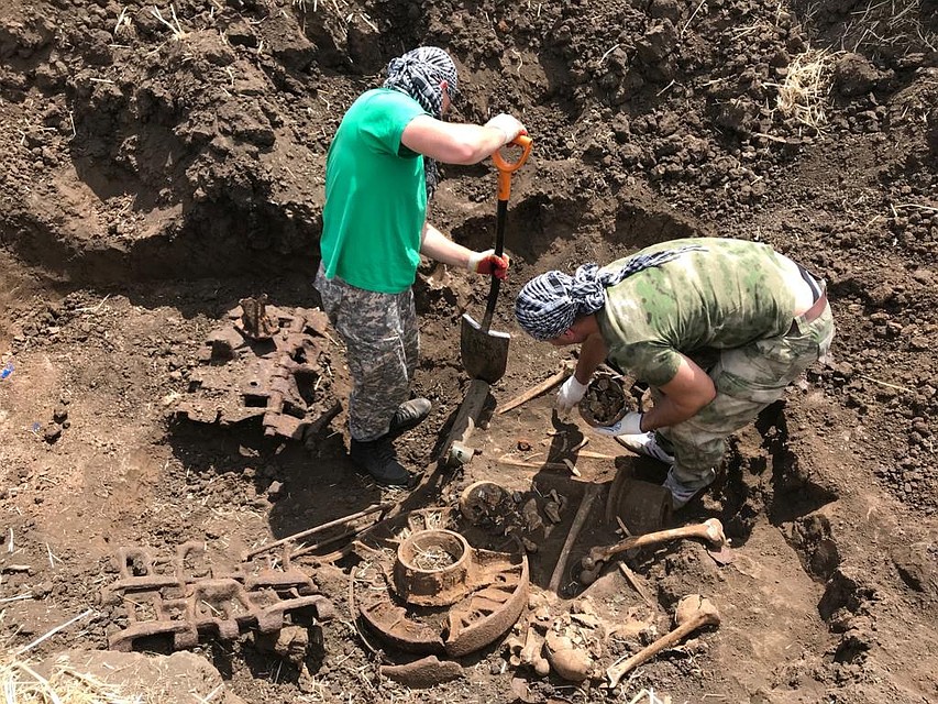 Добровольцы надеются установить имена погибших. Фото: "Миус-Фронт"