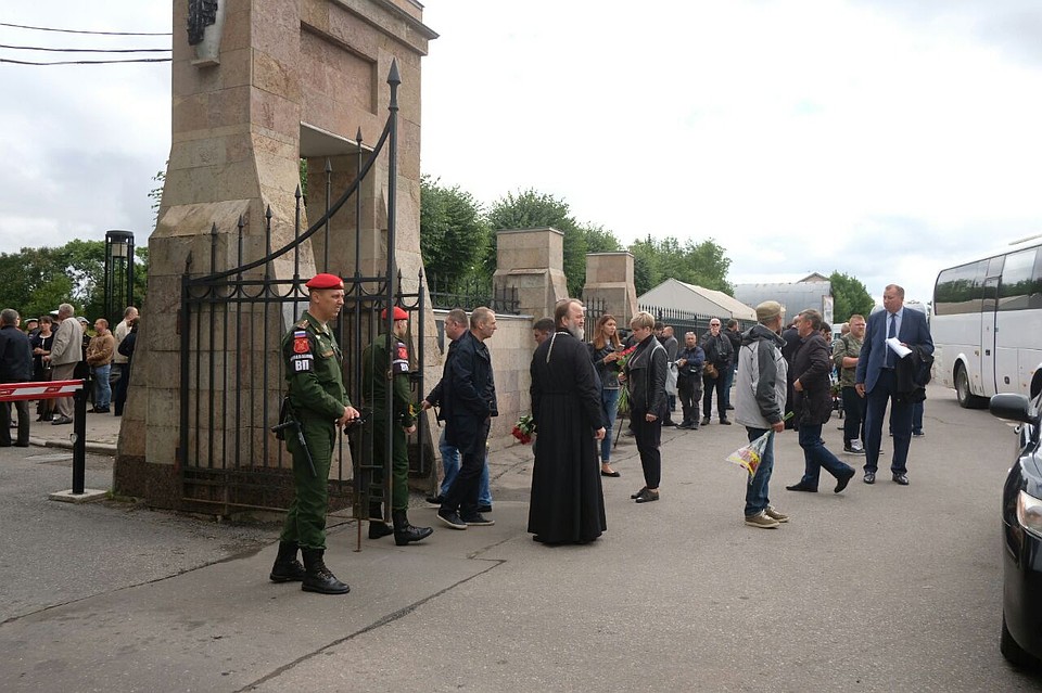 Похороны проходят в узком кругу родных и близких Фото: Артем КИЛЬКИН