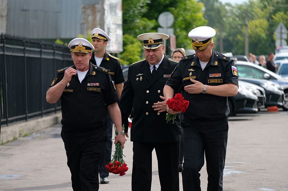 Попрощаться с моряками приехали их коллеги Фото: Артем КИЛЬКИН