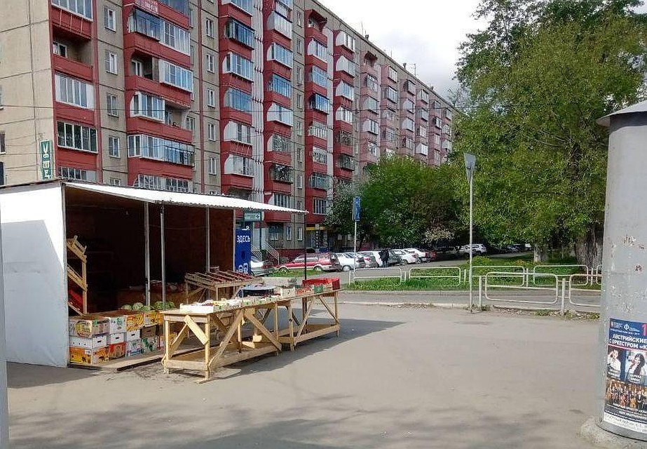 Палатка на остановке "Поселок Бабушкина" по ул. Братьев Кашириных все шире. Фото: Антон САДЧИКОВ
