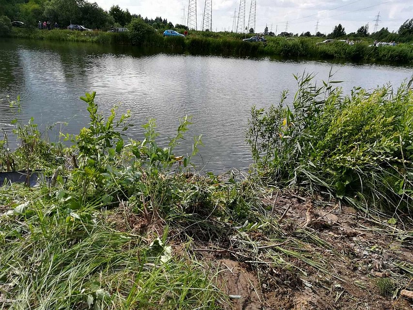 В этом месте автомобиль с 10-ю пассажирами съехал в водоем. Фото: Госкомитет судэкспертиз.