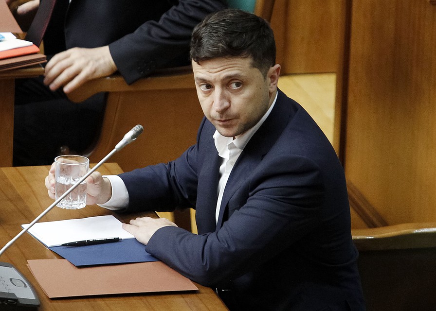 Владимир Зеленский в помещении зала заседаний Верховной рады. Фото: REUTERS