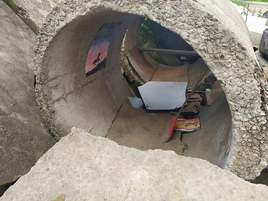 Девочку нашли в бетонном кольце, которое было закрыто доской Фото: Пресс-служба Управления Росгвардии по Приморскому краю
