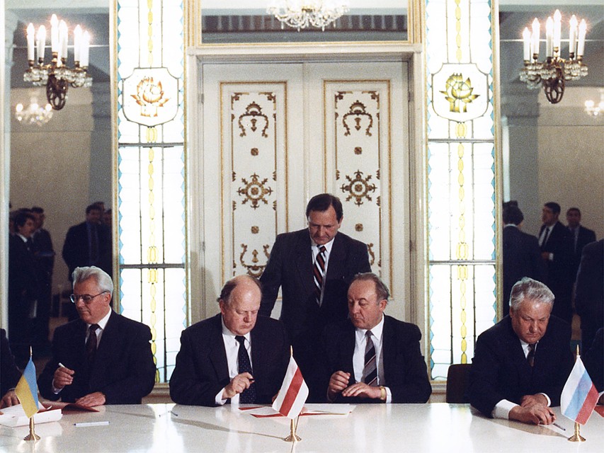 Подписание Беловежского соглашения 8 декабря 1991 года. Станислав Шушкевич и Вячеслав Кебич подписали его как руководители Беларуси.