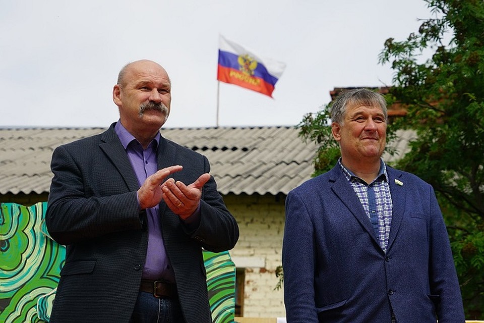 Но это не беспокоит главу округа Василия Матюшенко (слева). Фото: Роберт Карапетян