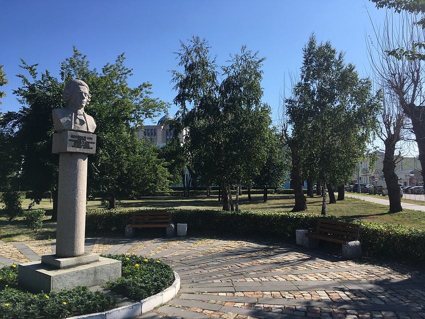 Лужайка за памятником, где будут проходить раскопки Фото: БОРЗОВ Денис