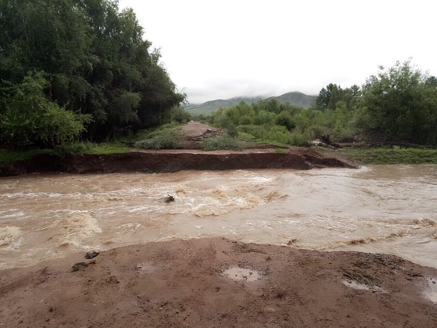 Из-за сильных дождей в реках поднялась вода. Фото: Шолбан КАРА-ООЛ.