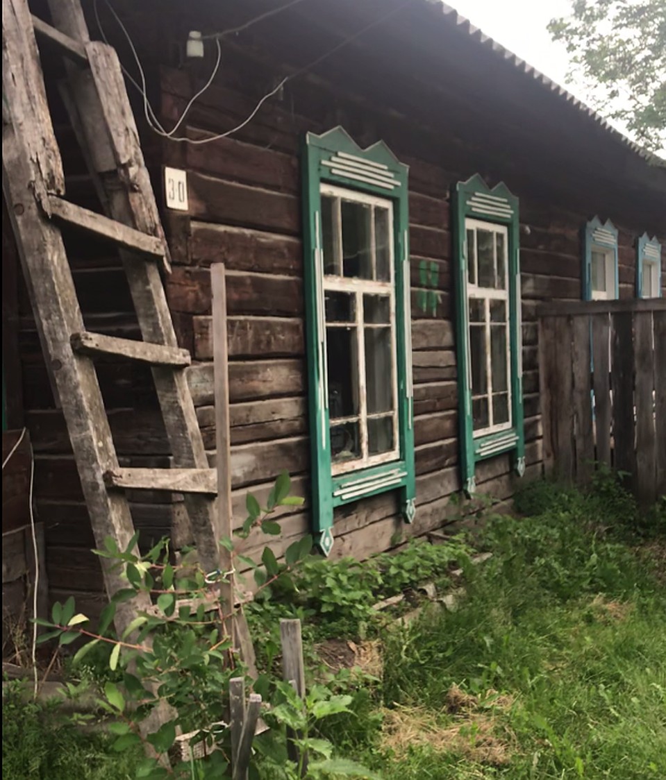 Старому дому, в котором живут бабушка и внуки, в обед сто лет исполнится Фото: Елена ПЕСТРИКОВА