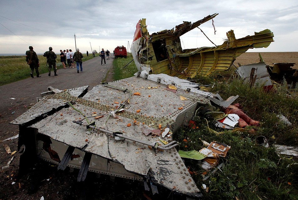 Лайнер рухнул на землю в районе села Грабово Донецкой области. Фото: REUTERS