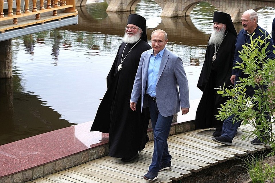 В сопровождении церковнослужителей Путин и Лукашенко прошли по монастырской территории. Фото: kremlin.ru.