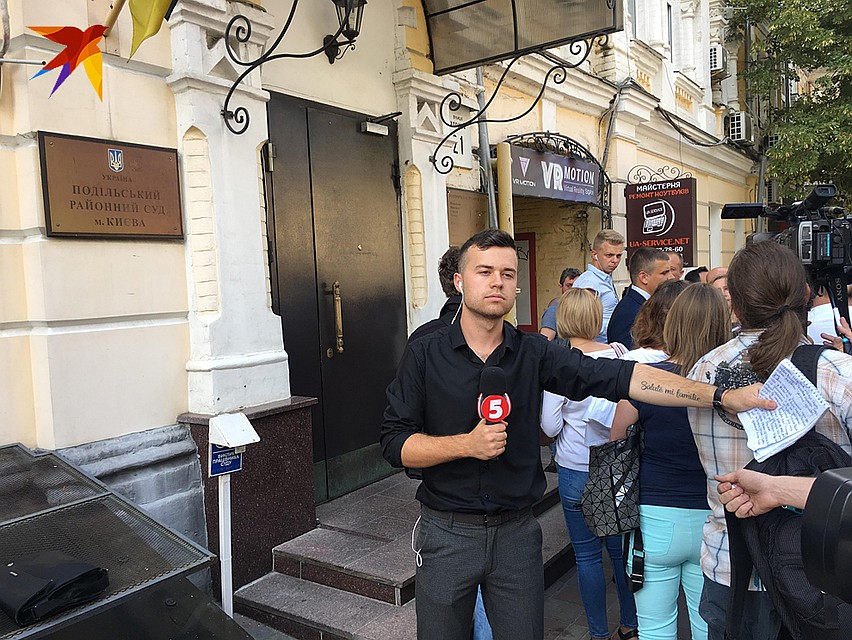 Полиции на этот раз было очень мало, массовка у здания суда состояла из журналистов. Фото: Анастасия МАТВЕЕВА