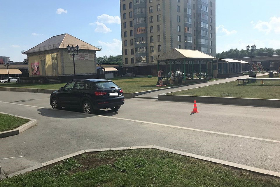 ДТП произошло в одном из жилых дворов года Фото: отделение пропаганды ГИБДД Екатеринбурга