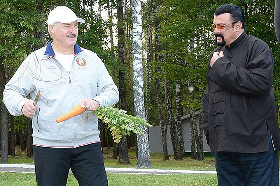 В свой прошлый приезд Стивен Сигал встретился с Лукашенко и попробовал морковку с президентского огорода. Фото: БелТА