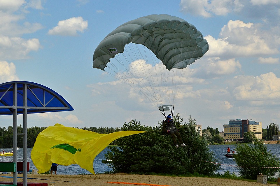 Выступление парашютистов в Липецке Фото: Лия МУРАДЬЯН