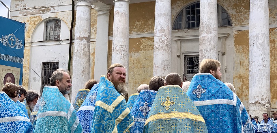 Священнослужители в ожидании Патриарха. Фото: Татьяна РУМЯНЦЕВА