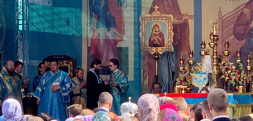 На причастие к Патриарху. Фото: Татьяна РУМЯНЦЕВА