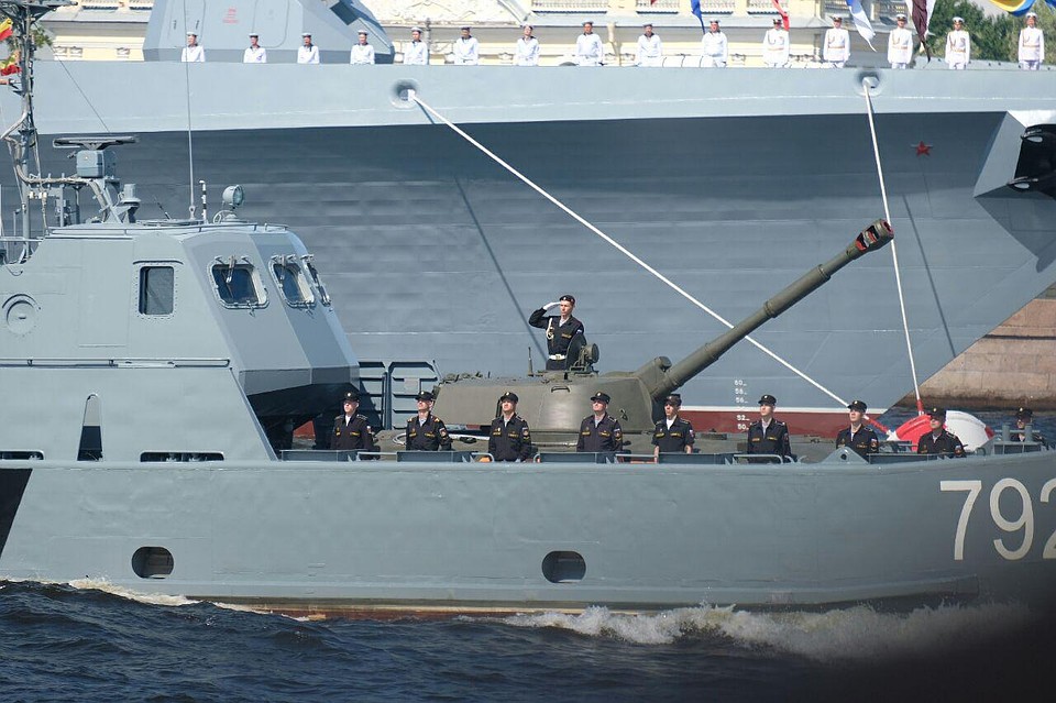 Военные корабли прошли ровным строем по Неве Фото: Артем КИЛЬКИН