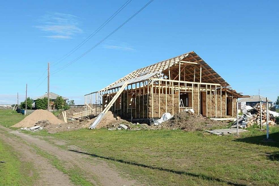 Солому использовали для утепления стен. Фото героев публикации