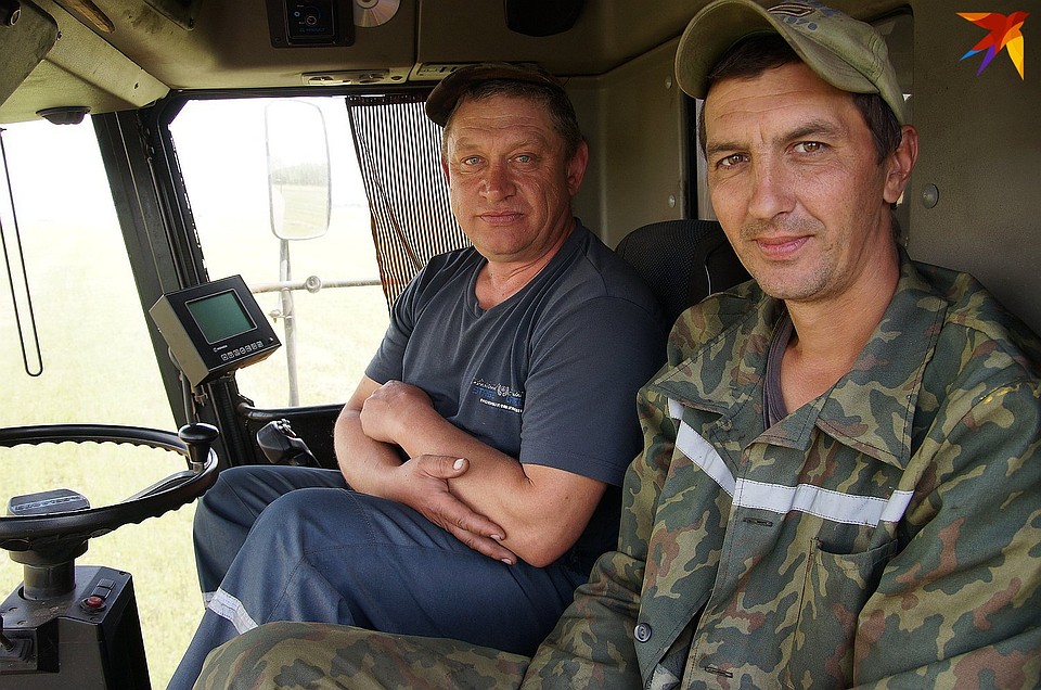 В отпуск - на комбайн Фото: Павел МИЦКЕВИЧ